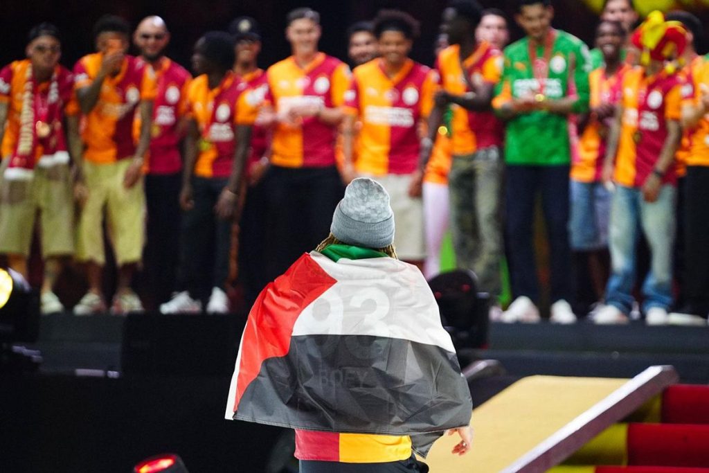 Sacha Boey Galatasaray şampiyonluk kutlamasında Filistin bayrağıyla sahneye çıktı